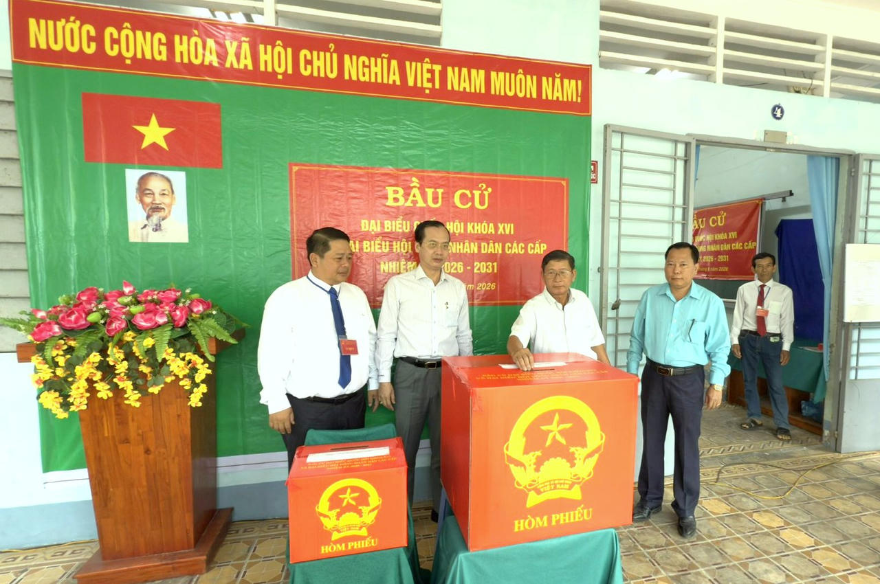 Ông Trần Trí Quang - Phó Bí thư Tỉnh ủy, Chủ tịch UBND tỉnh, Chủ tịch Ủy ban Bầu cử tỉnh Vĩnh Long (thứ 2, từ trái sang) tại tổ bầu cử.