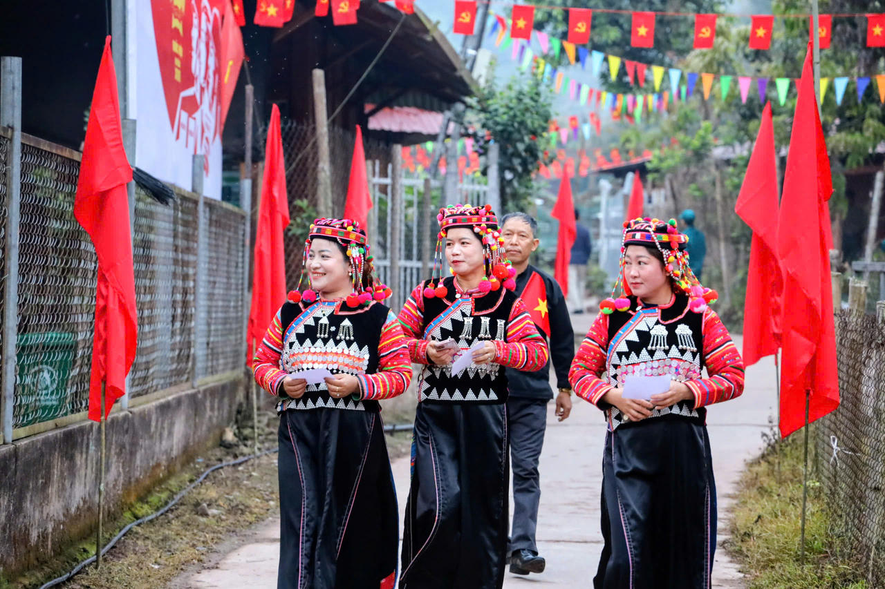 Dù đường sá xa xôi, nhiều người phải vượt qua những con đường núi quanh co hàng chục kilômét, nhưng ai cũng háo hức đến điểm bầu cử để thực hiện quyền và nghĩa vụ công dân của mình.
