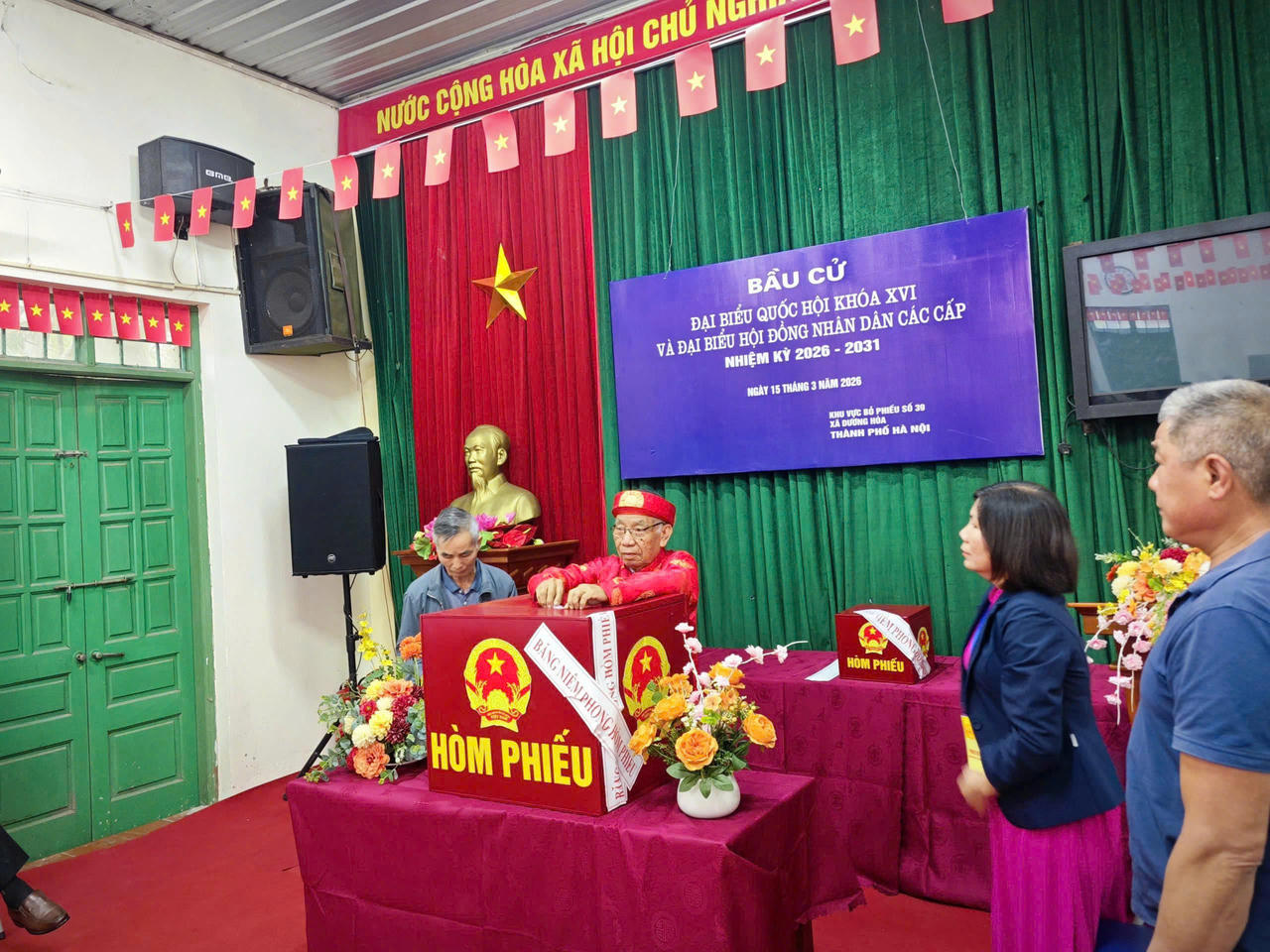 Cử tri Hà Nội hân hoan trong ngày bầu cử 