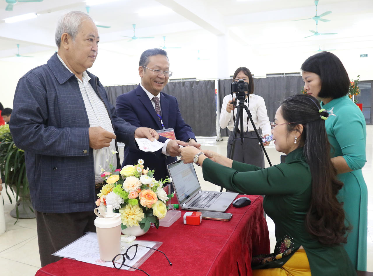 Cử tri Lào Cai hăng hái tham gia bầu cử