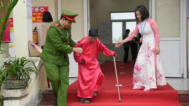 Các cán bộ, chiến sĩ Công an xã tận tình hỗ trợ Nhân dân