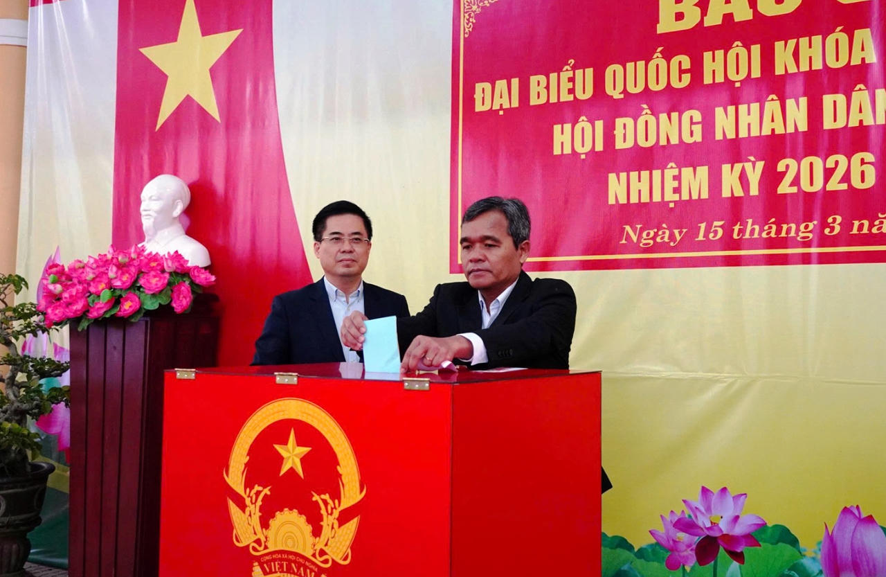 Bí thư Tỉnh ủy Quảng Ngãi Hồ Văn Niên và Chủ tịch UBND tỉnh Nguyễn Hoàng Giang tham gia bỏ phiếu.&nbsp;