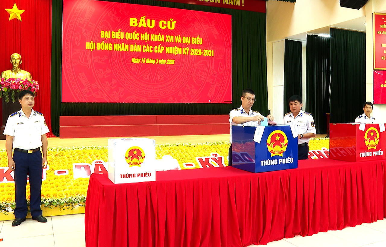Lãnh đạo Bộ Tư lệnh Vùng cảnh sát biển 3 bỏ phiếu bầu cử.