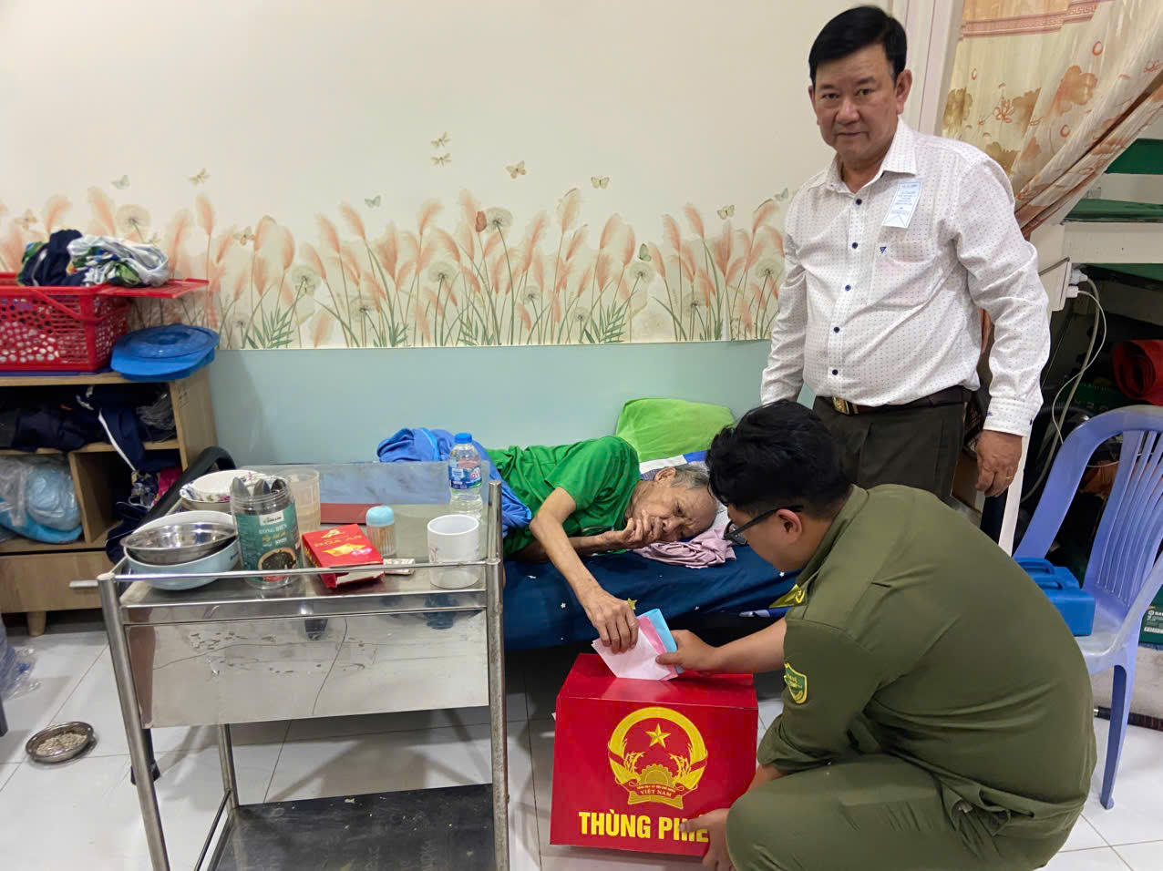 Phường Thới An (TP HCM): Mang thùng phiếu đến tận nơi giúp người khuyết tật thực hiện quyền bầu cử