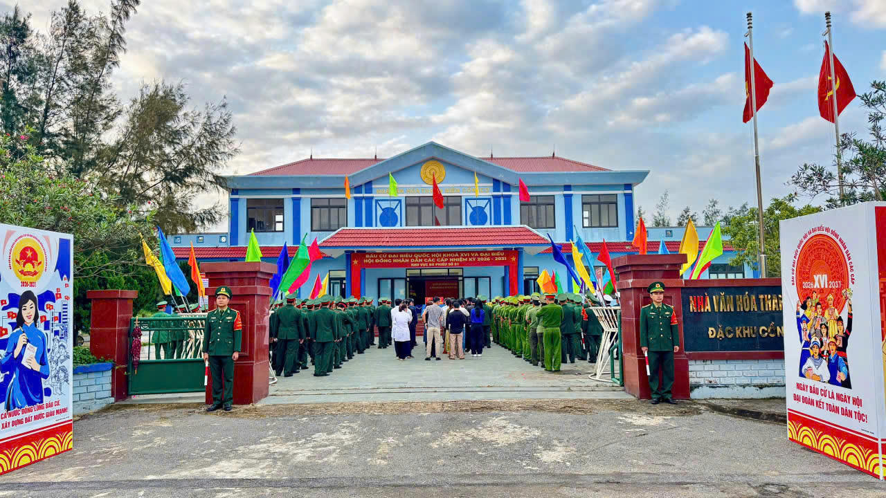 Cán bộ, chiến sĩ Ban Chỉ huy Quân sự đặc khu Cồn Cỏ tham gia bỏ phiếu bầu đại biểu Quốc hội khóa XVI và đại biểu HĐND các cấp nhiệm kỳ 2026-2031.
