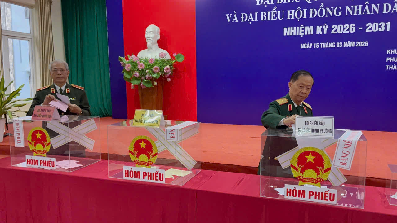 Cử tri bỏ phiếu tại Khu vực bỏ phiếu số 6 phường Cầu Giấy