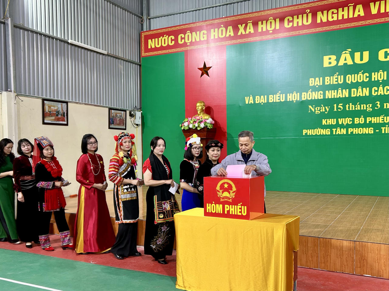 Lượng cử tri đến khu vực bỏ phiếu ngày càng đông, gồm nhiều thành phần như cựu chiến binh, cán bộ hưu trí và các cử tri trẻ lần đầu tham gia bầu cử.