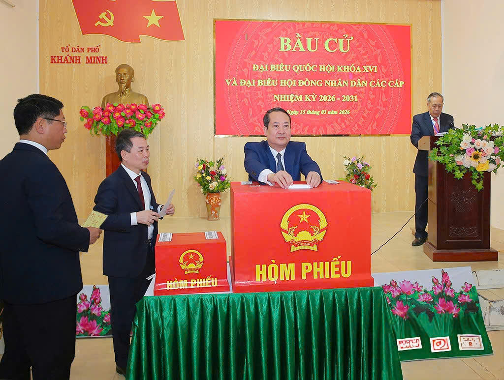 Ông Mai Văn Tuất,&nbsp;Chủ tịch Ủy ban MTTQ Việt Nam tỉnh Ninh Bình dự lễ khai mạc và bỏ phiếu tại Khu vực bỏ phiếu số 32.