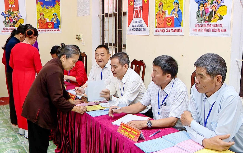 Cử tri tham gia bỏ phiếu tại khu vực bỏ phiếu số 31, phường Hoa Lư, tỉnh Ninh Bình