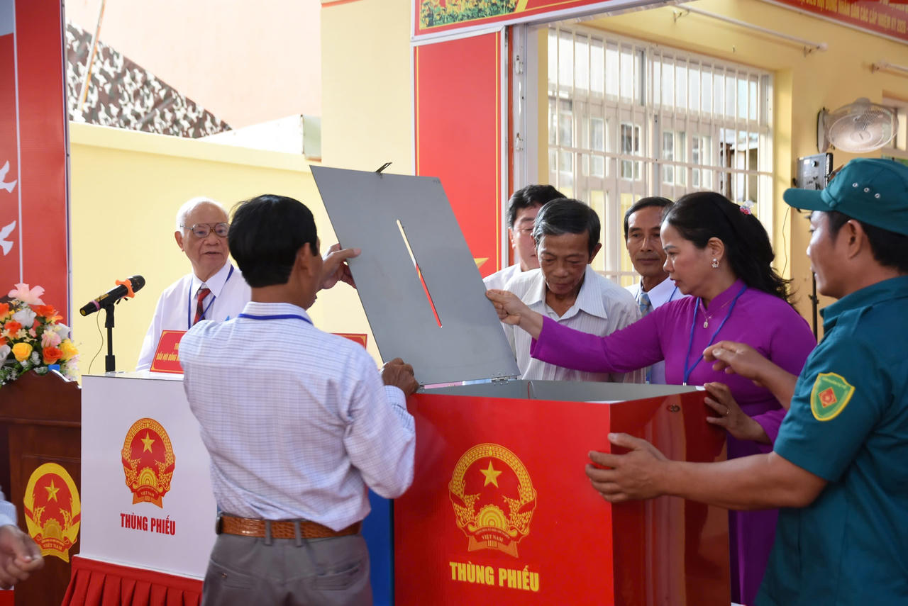 Cử tri kiểm tra thùng phiếu trước khi tiến hành bỏ phiếu.