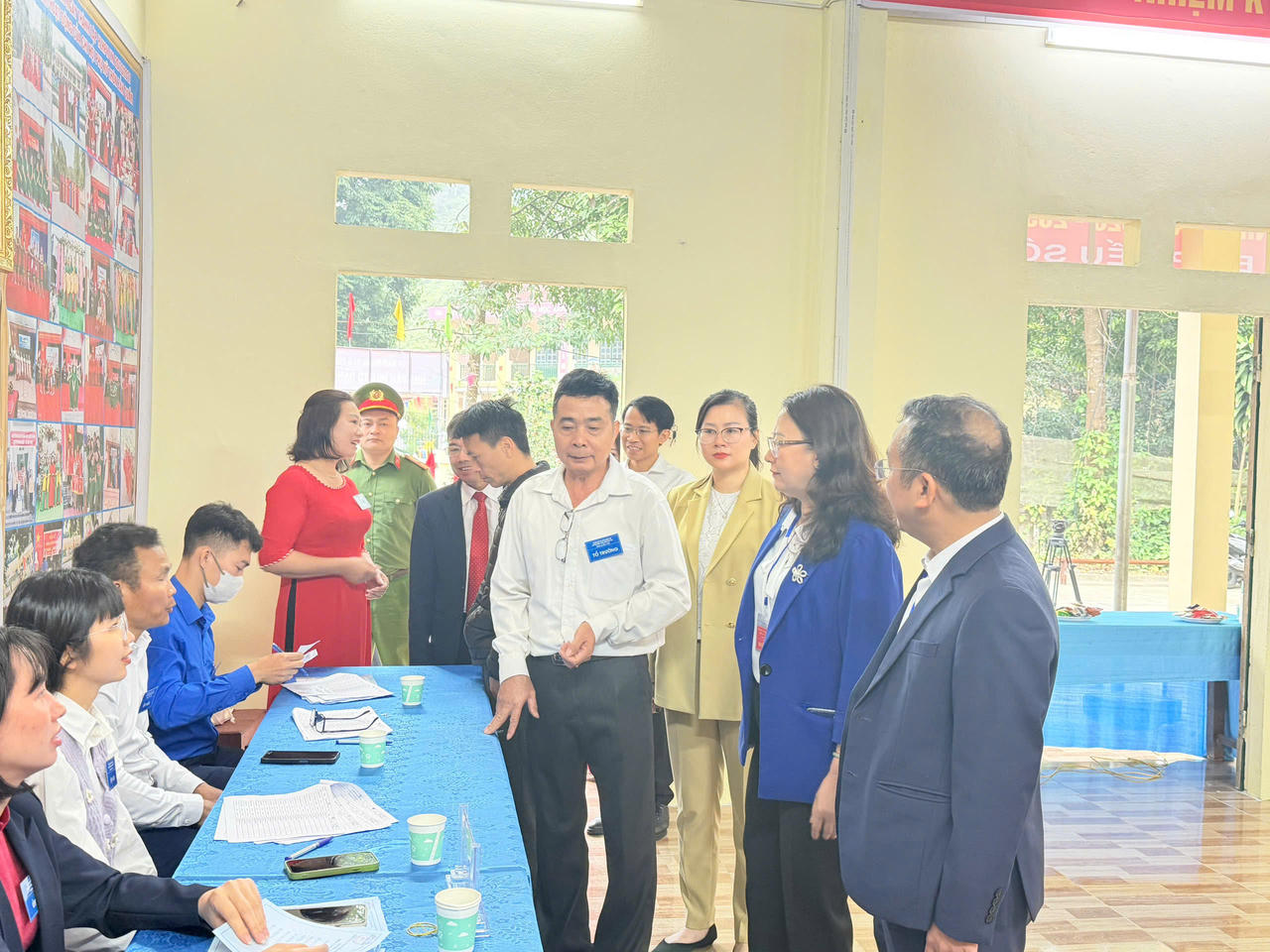 Bà Giàng Thị Dung – Phó Bí thư Tỉnh ủy, Chủ tịch Ủy ban MTTQ Việt Nam tỉnh Lào Cai kiểm tra công tác bầu cử tại Bản Quẩn, phường Lào Cai.