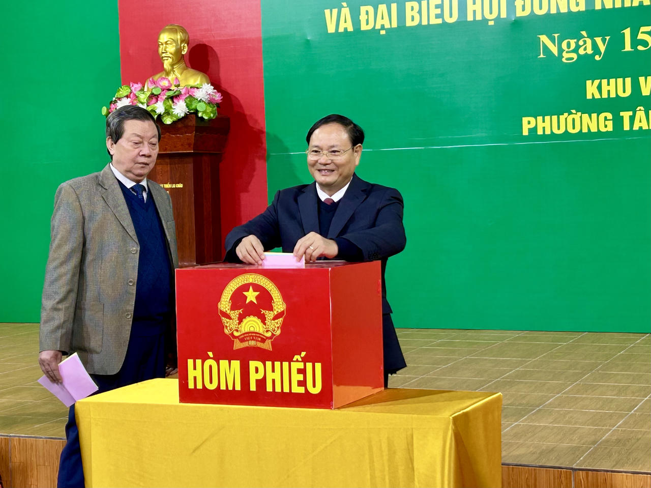 Bí thư Tỉnh uỷ Lai Châu Lê Minh Ngân cùng các lãnh đạo, nguyên lãnh đạo tỉnh và cử tri khu vực bỏ phiếu số 19 tiến hành bỏ phiếu bầu cử đại biểu Quốc hội khóa XVI và đại biểu HĐND các cấp nhiệm kỳ 2026 - 2031.