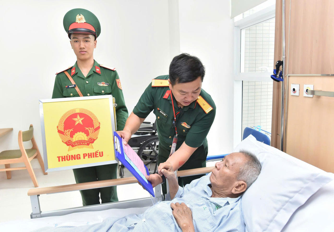 Bệnh viện Quân y 175 tổ chức cho bệnh nhân bỏ phiếu bầu cử trên giường bệnh 