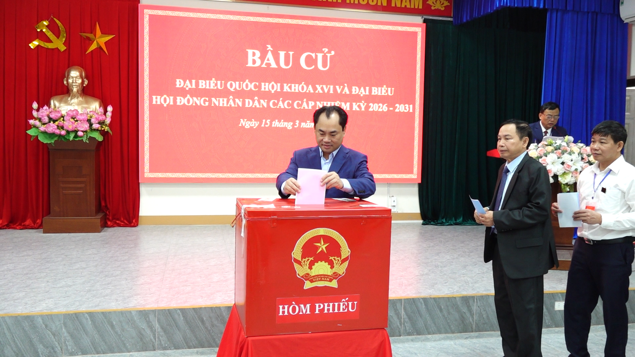 Thứ trưởng Thường trực Bộ Nông nghiệp và Môi trường Trịnh Việt Hùng cùng cử tri Tổ bầu cử số 15, phường Phan Đình Phùng, đã thực hiện bỏ phiếu bầu đại biểu Quốc hội khóa XVI và đại biểu HĐND các cấp nhiệm kỳ 2026 - 2031.