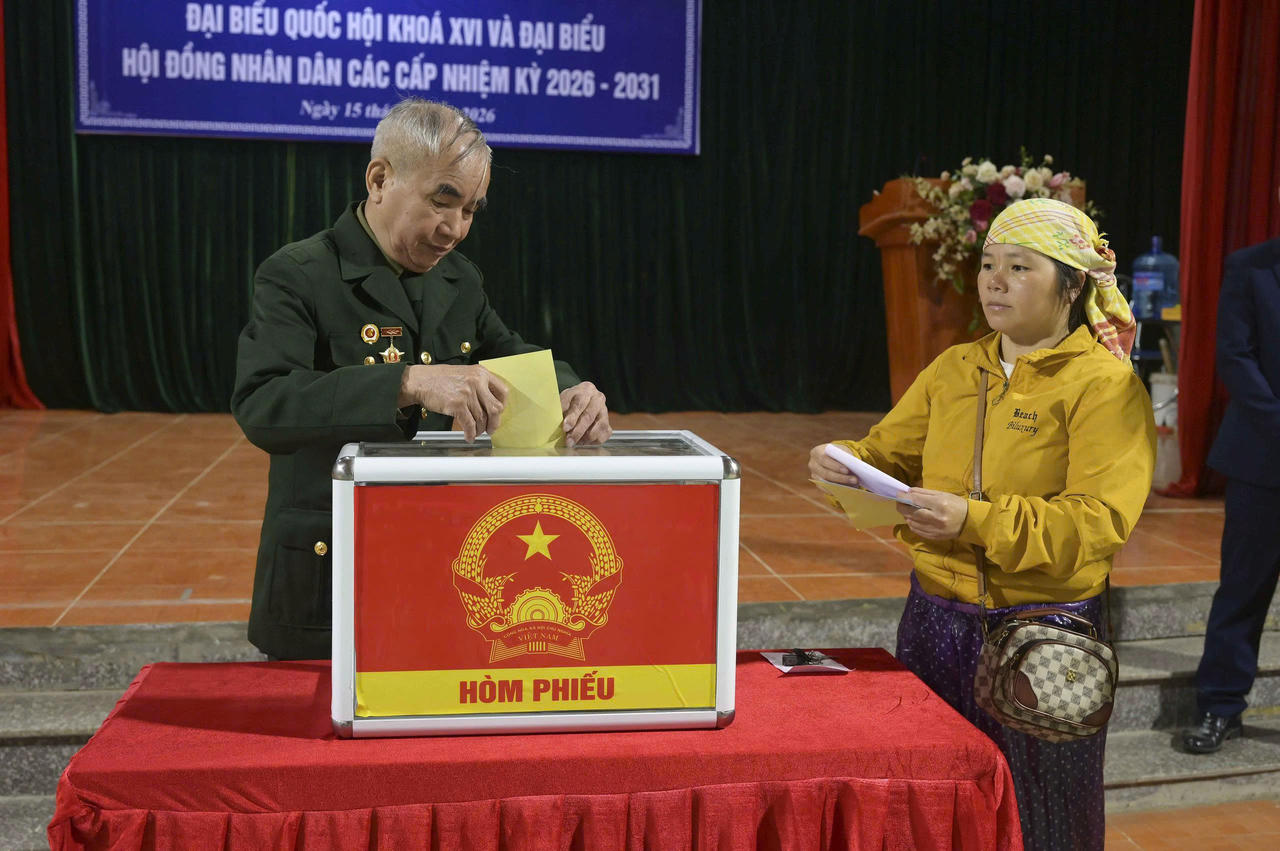 Cử tri Lào Cai hăng hái tham gia bầu cử