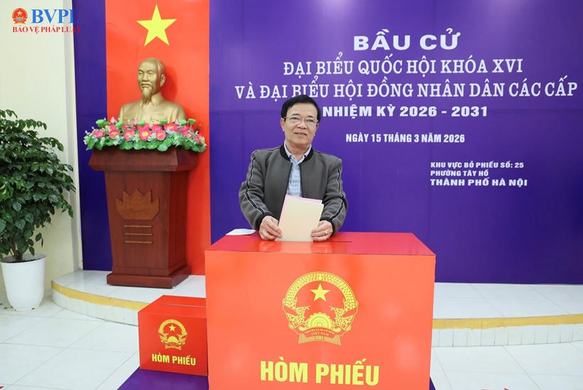 Cử tri bỏ phiếu bầu đại biểu Quốc hội khóa XVI và đại biểu Hội đồng nhân dân các cấp, nhiệm kỳ 2026-2031 tại Tổ bầu cử số 25, phường Tây Hồ, Hà Nội.