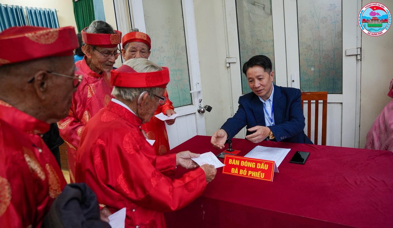 Những cử tri lớn tuổi tham gia bỏ phiếu.