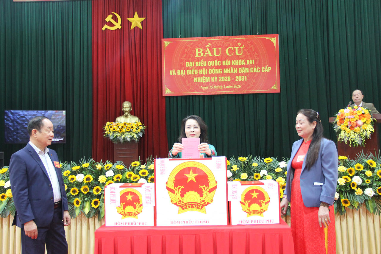 Bà Nguyễn Thị Hương, Phó Bí thư Thường trực Tỉnh ủy Bắc Ninh&nbsp;thực hiện quyền bầu cử tại Khu vực bỏ phiếu số 4.