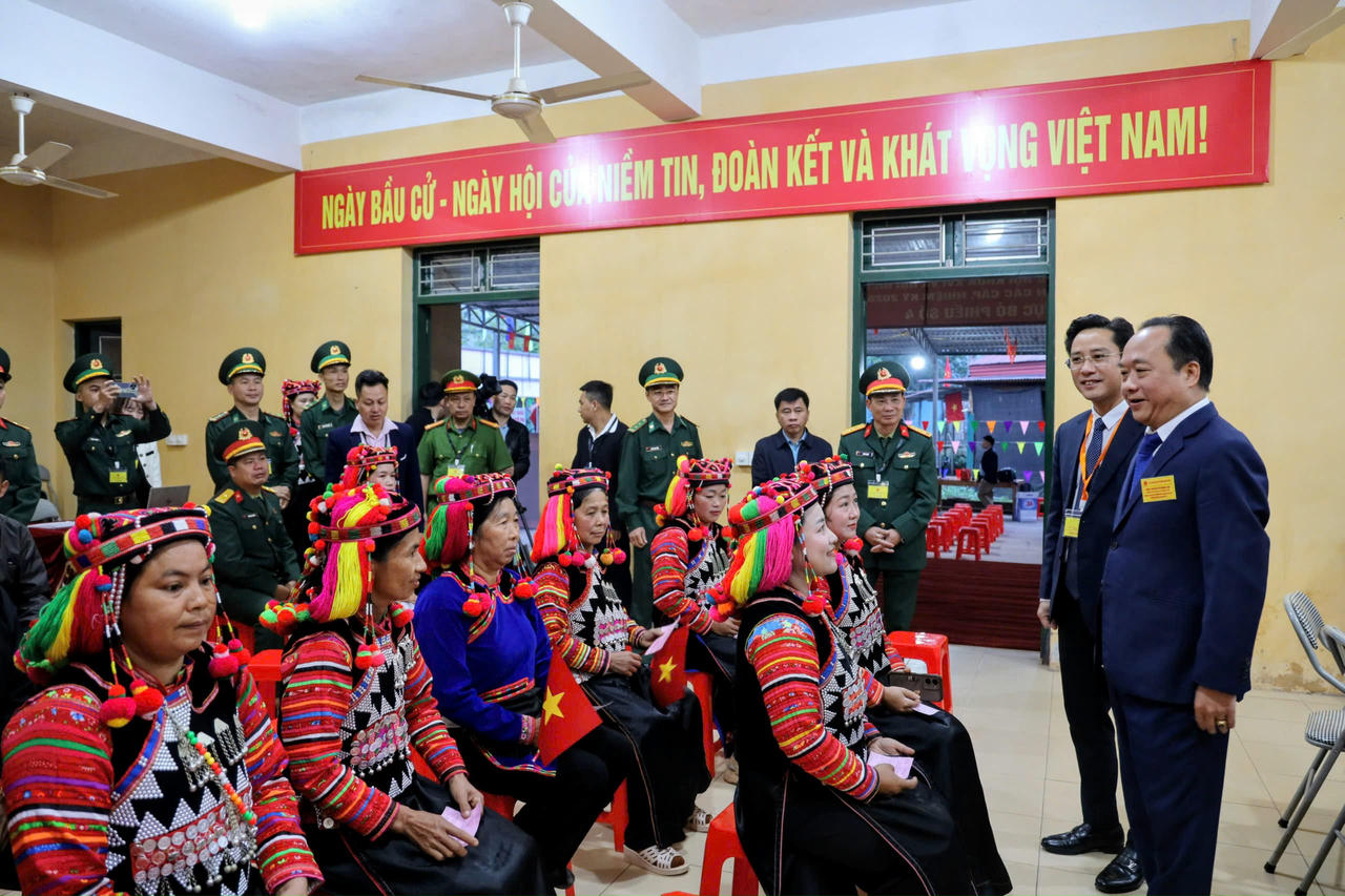 Ông Nguyễn Minh Phú - Phó Chủ tịch UBND tỉnh Điện Biên trò chuyện với cử tri trong ngày bầu cử tại xã biên giới Sín Thầu.