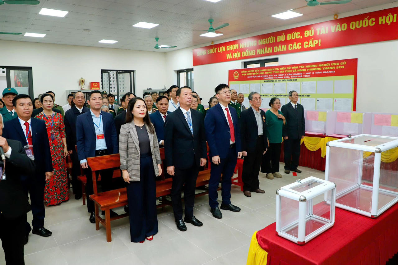 Lãnh đạo tỉnh Hà Tĩnh dự lễ khai mạc tại khu vực bỏ phiếu số 19&nbsp;nhà văn hóa TDP 6 - Tân Giang, phường Thành Sen.