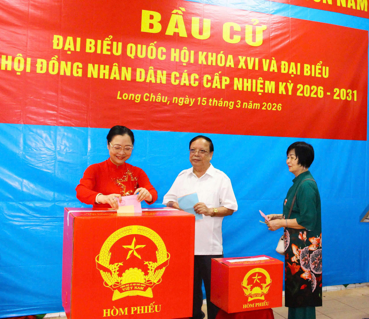 Bà Nguyễn Thị Quyên Thanh - Thứ trưởng Bộ GD&ĐT bỏ phiếu bầu cử.