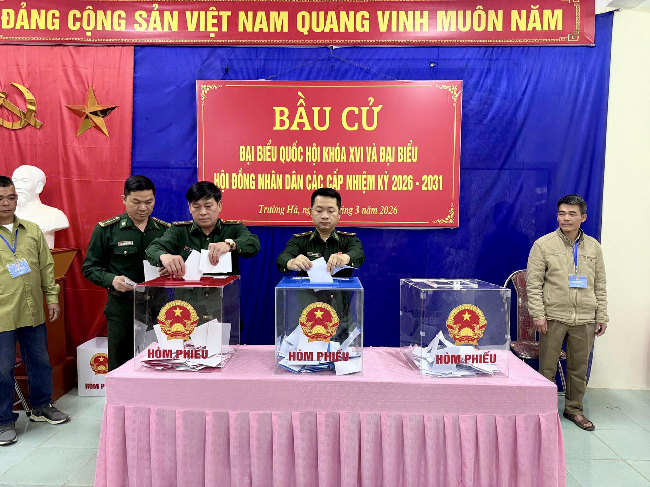 Lá phiếu của những người lính quân hàm xanh nơi biên cương góp phần vào thành công của ngày hội bầu cử.
