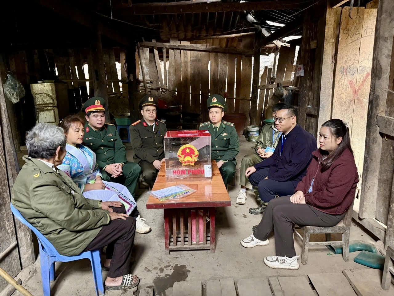 “Hòm phiếu lưu động”: Quyền bầu cử đến với mọi cử tri tại Tuyên Quang và Cao Bằng 
