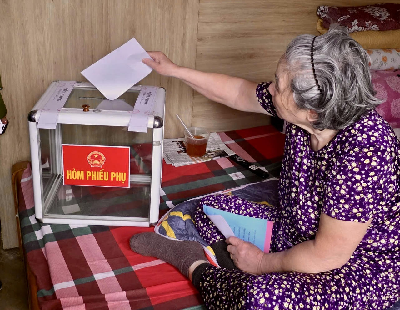 “Hòm phiếu lưu động”: Quyền bầu cử đến với mọi cử tri tại Tuyên Quang và Cao Bằng 
