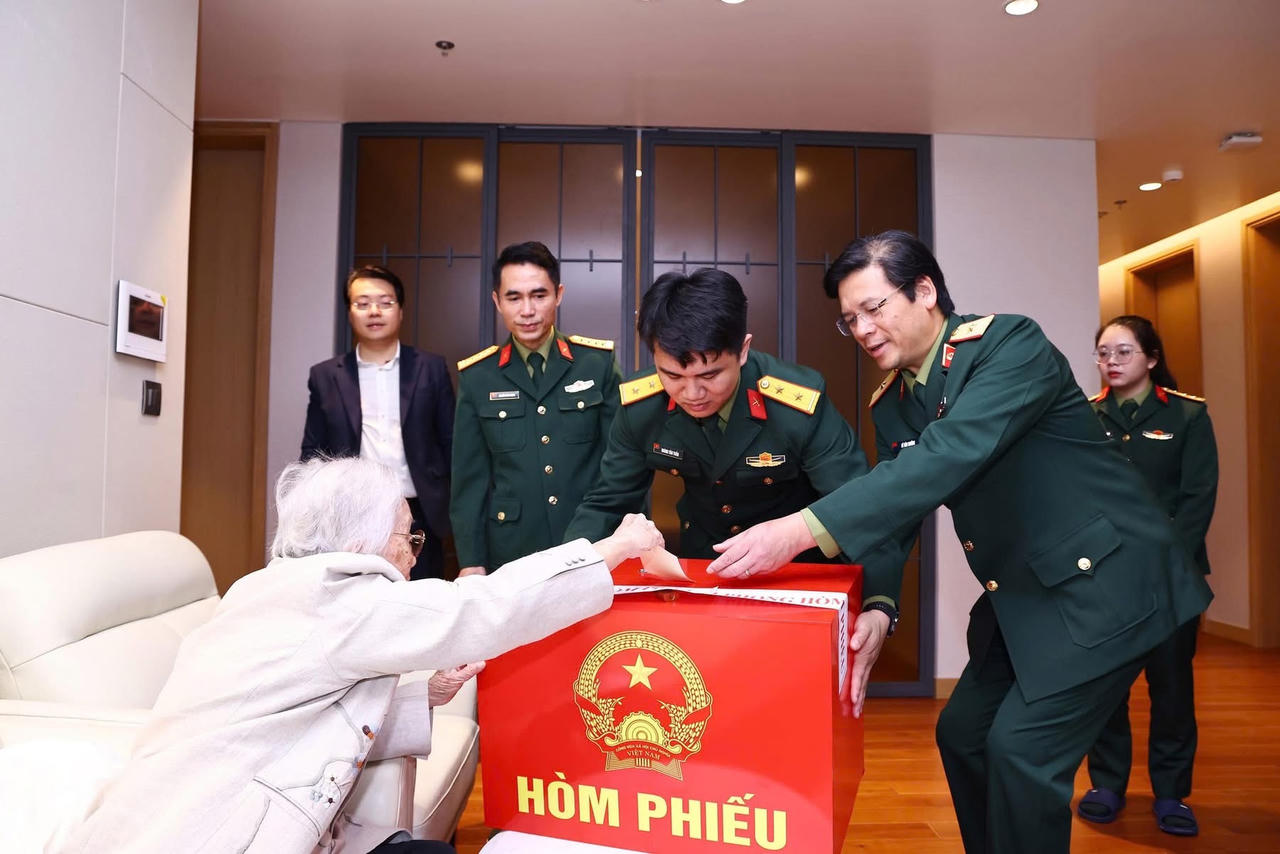 Nguyên Phó Chủ tịch nước Nguyễn Thị Bình bỏ phiếu bầu cử đại biểu Quốc hội khóa XVI và đại biểu Hội đồng nhân dân các cấp nhiệm kỳ 2026–2031. Ảnh: Bệnh viện 108