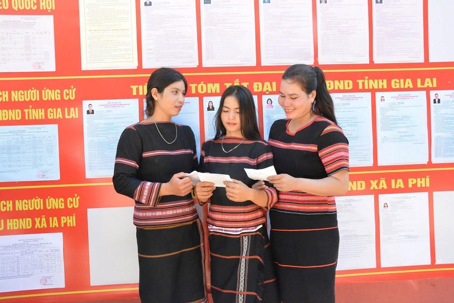 Người dân tìm hiểu thông tin, danh sách ứng cử viên trước khi tham gia bỏ phiếu.