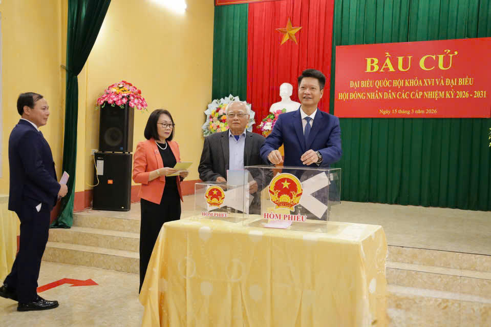 Ông Nguyễn Thế Phước, Phó Chủ tịch Thường trực UBND tỉnh Lào Cai dự khai mạc và tham gia bỏ phiếu tại khu vực bỏ phiếu số 1, phường Nghĩa Lộ