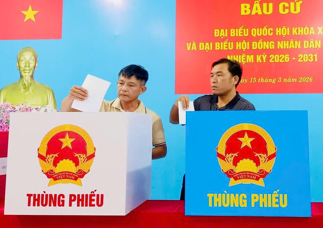 Cử tri phường Phú Mỹ (TP HCM) bỏ phiếu bầu cử.