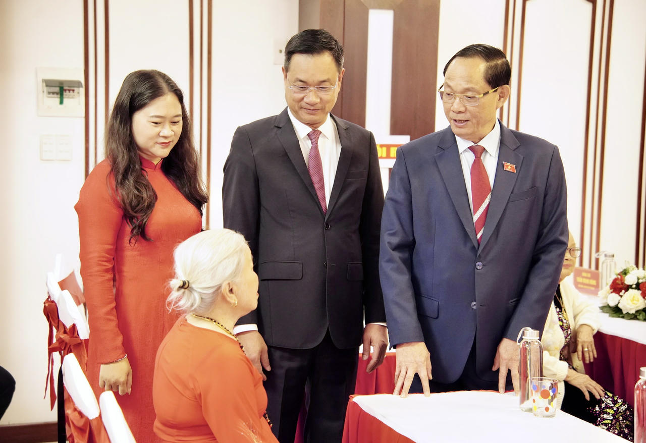 Phó Chủ tịch Quốc hội, Thượng tướng Trần Quang Phương và Bí thư Thành ủy Đà Nẵng Lê Ngọc Quang thăm hỏi các cử tri lớn tuổi.