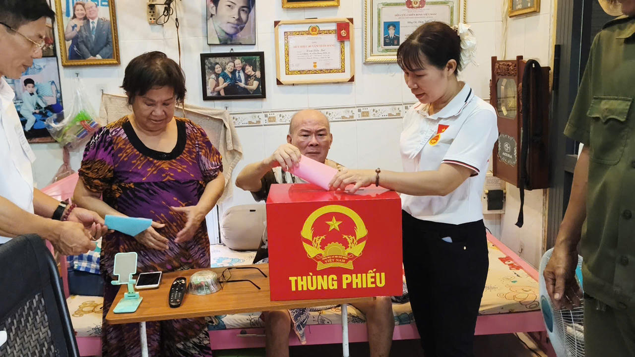 Phường Thới An (TP HCM): Mang thùng phiếu đến tận nơi giúp người khuyết tật thực hiện quyền bầu cử