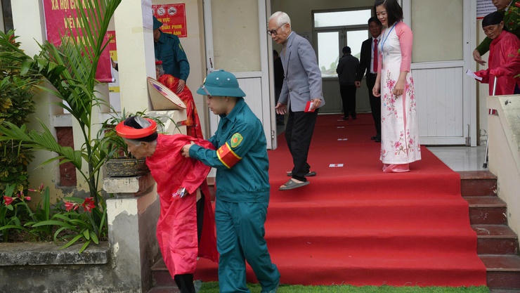 Cử tri lớn tuổi được hỗ trợ khi di chuyển