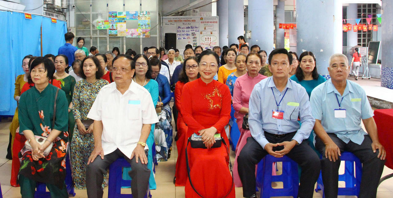 Cử tri Vĩnh Long nô nức đi bầu cử từ sáng sớm