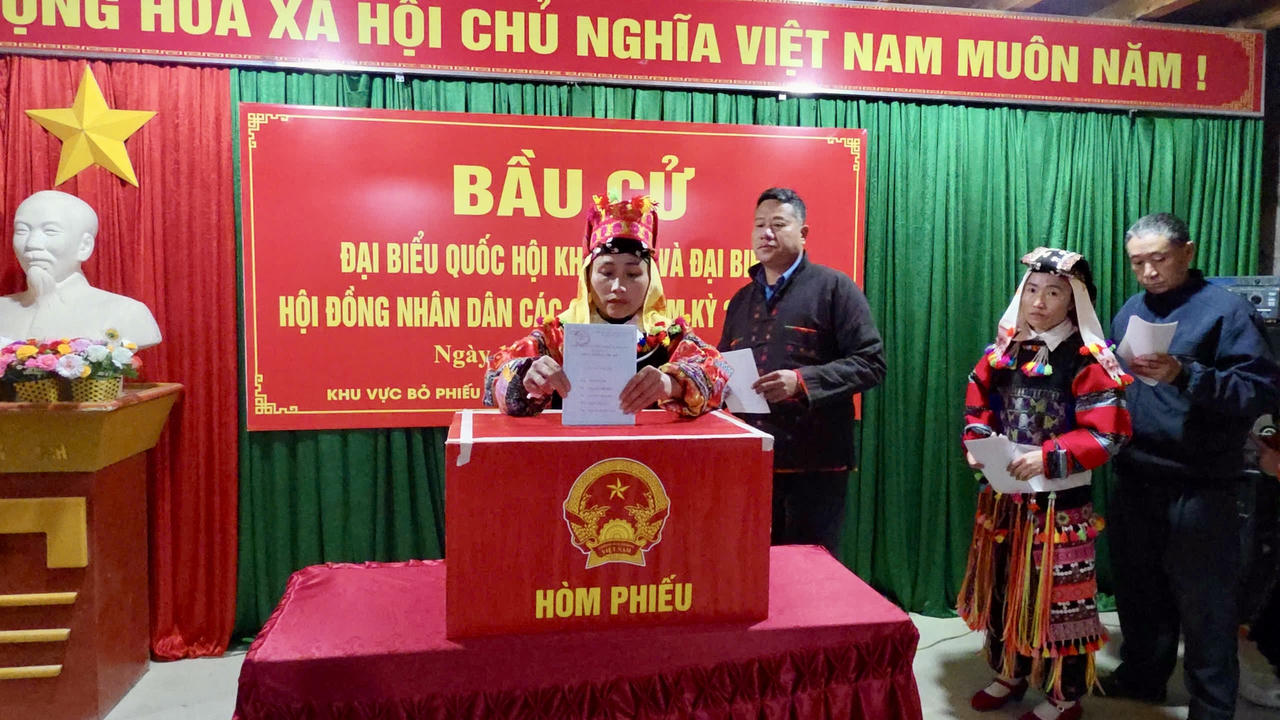 Người dân xã Lũng Cú đi bỏ phiếu từ sáng sớm. (Ảnh: Thanh Nga)