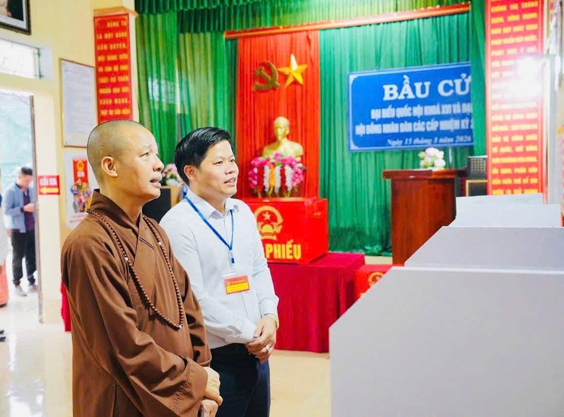 Chư tăng, phật tử tích cực tham gia ngày hội bầu cử