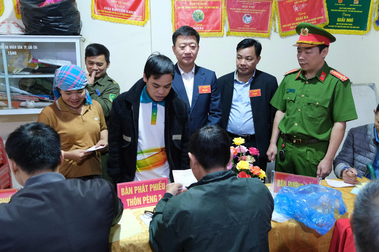 Cử tri Lào Cai hăng hái tham gia bầu cử