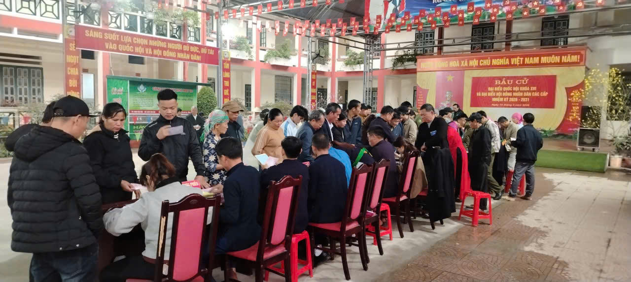 Nhiều cử tri bày tỏ sự phấn khởi khi được trực tiếp tham gia lựa chọn những người đại diện cho ý chí, nguyện vọng của nhân dân.