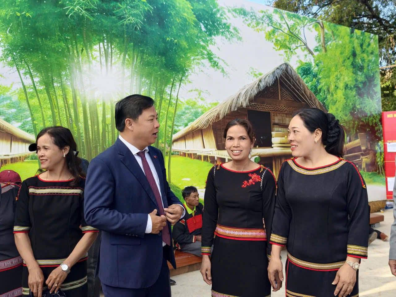 Bí thư Tỉnh ủy Đắk Lắk Lương Nguyễn Minh Triết dự và kiểm tra công tác bầu cử tại xã Hòa Phú.