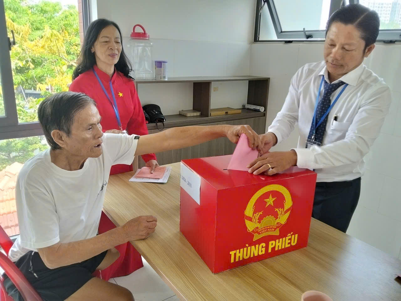 Từng lá phiếu được cử tri tự tay bảo vào thùng phiếu (Ảnh: UBND phường Thới An)