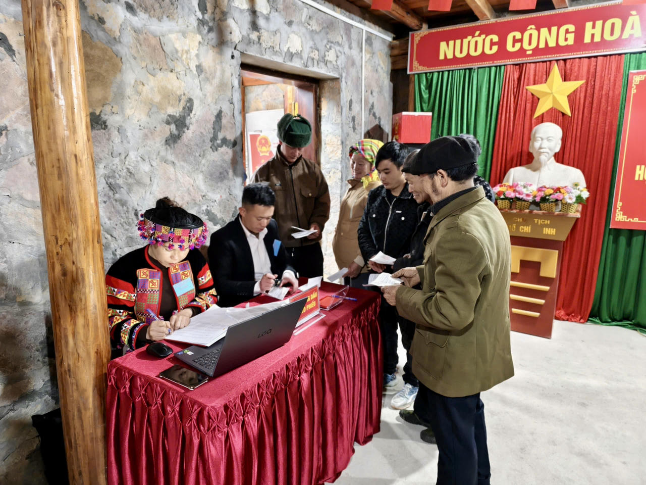 Người dân xã Lũng Cú hân hoan đi bỏ phiếu.