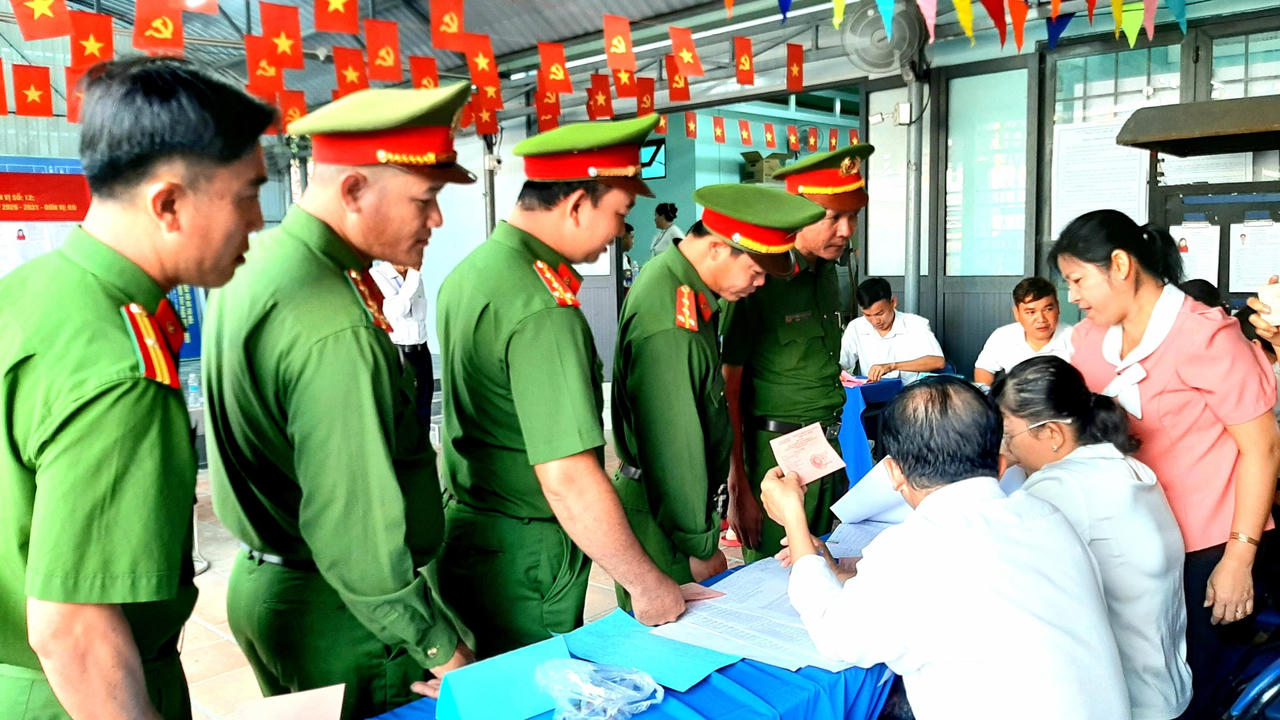 Lực lượng Công an Phú Hoà Đông tham gia bầu cử.