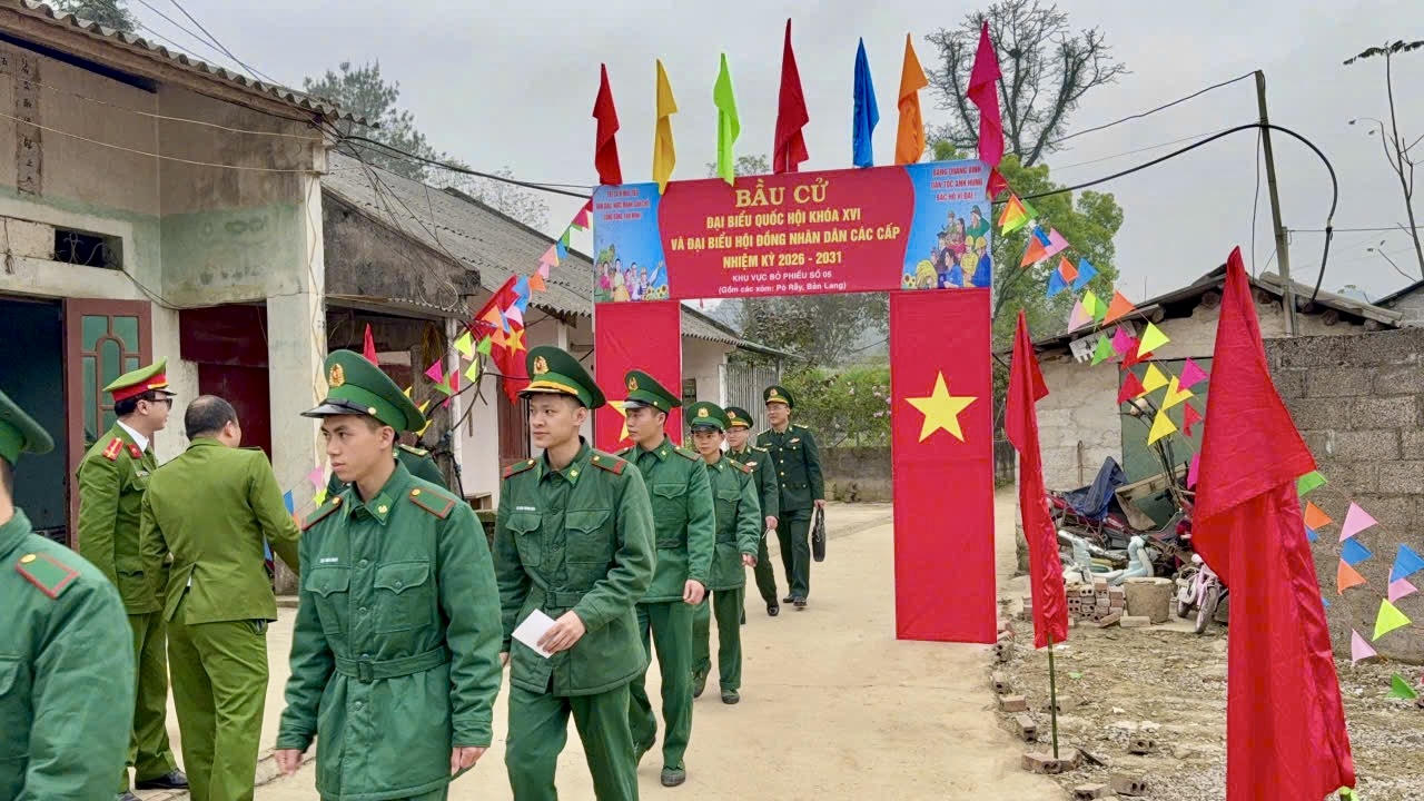 Những lá phiếu sớm của người lính quân hàm xanh trên tuyến đầu biên giới