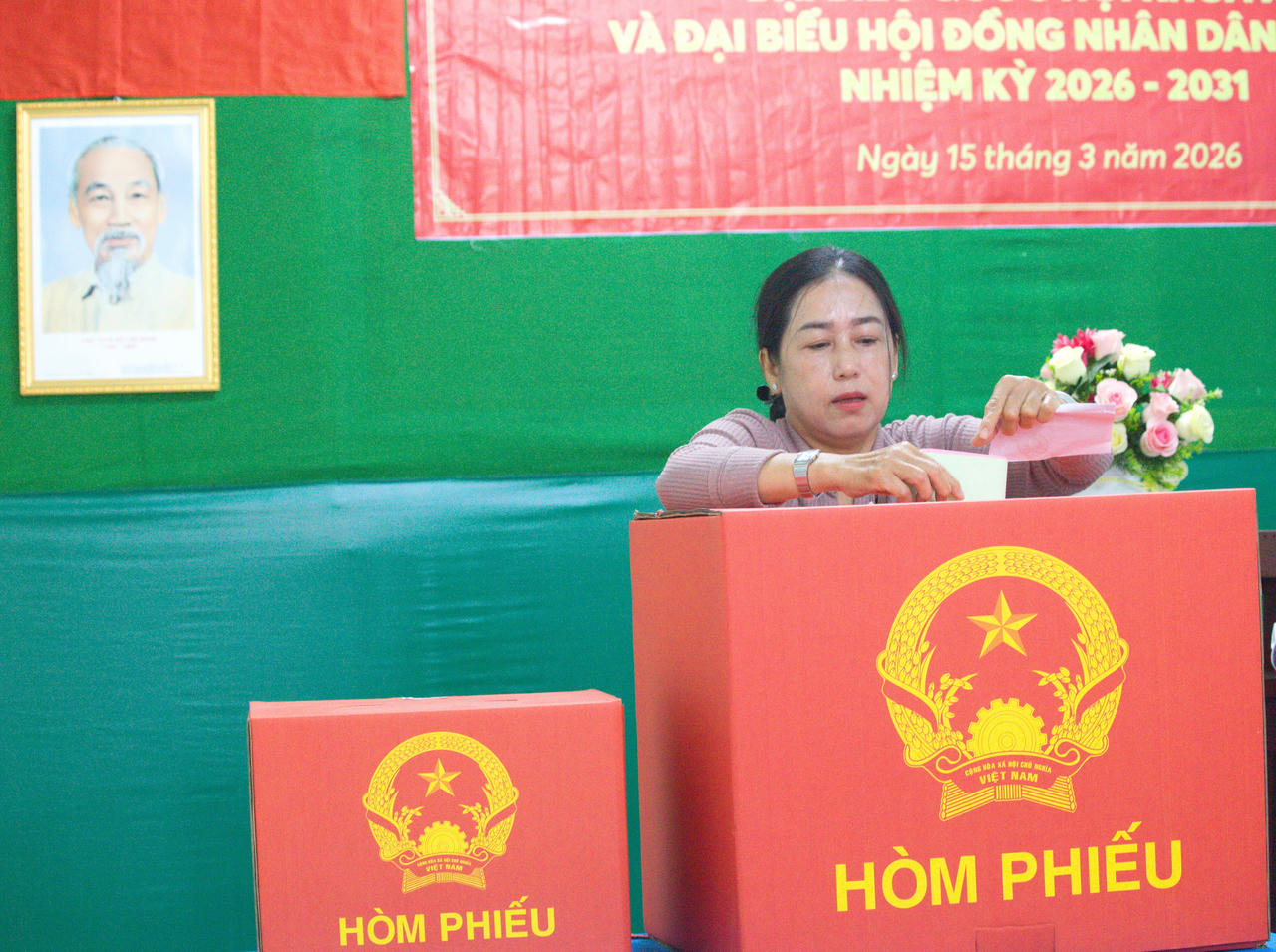 Đông đảo cử tri đã có mặt tại các khu vực bỏ phiếu số 19 (phường Bạc Liêu) để thực hiện quyền và nghĩa vụ công dân.