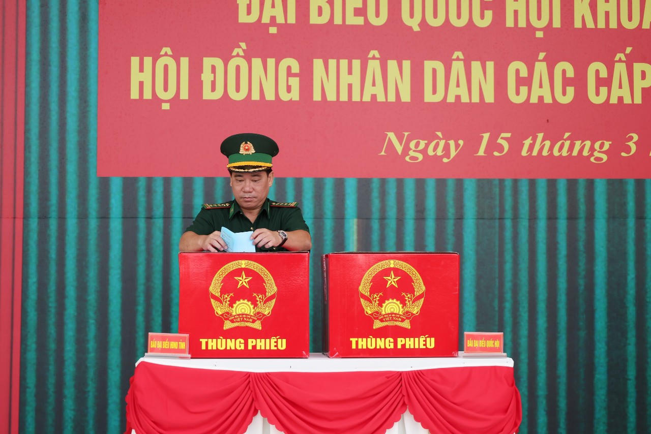 Đại tá Nguyễn Văn Hiệp, Phó Chính ủy Bộ chỉ huy Quân sự tỉnh, Chính ủy Ban Chỉ huy Bộ đội Biên phòng tỉnh An Giang bỏ lá phiếu thực hiện quyền công dân.