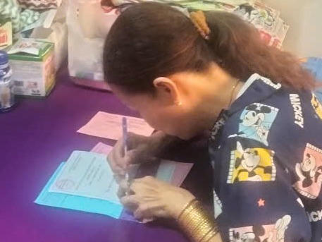 Cử tri "đặc biệt" tự tay viết phiếu bầu cử (Ảnh: UBND phường Thới An)