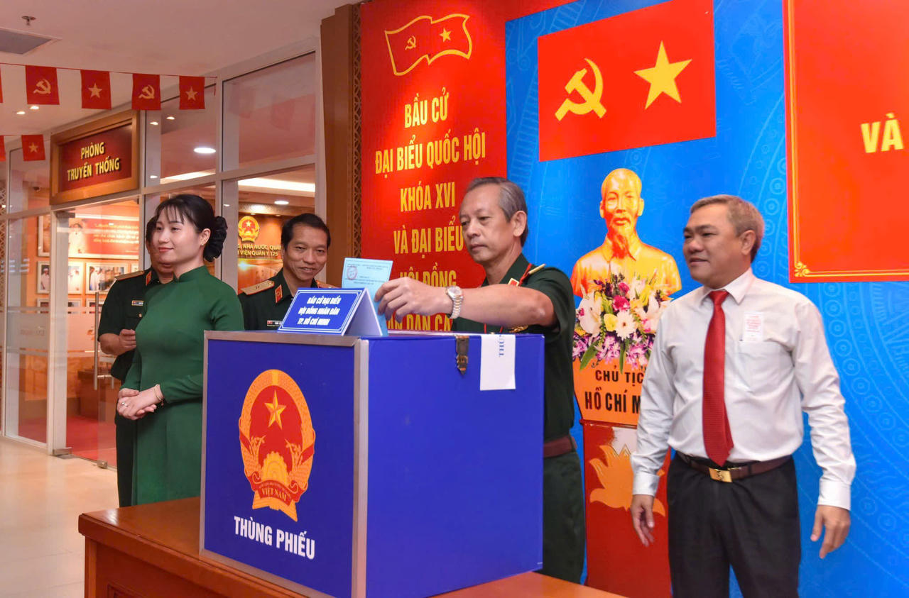 Bệnh viện Quân y 175 tổ chức cho bệnh nhân bỏ phiếu bầu cử trên giường bệnh 