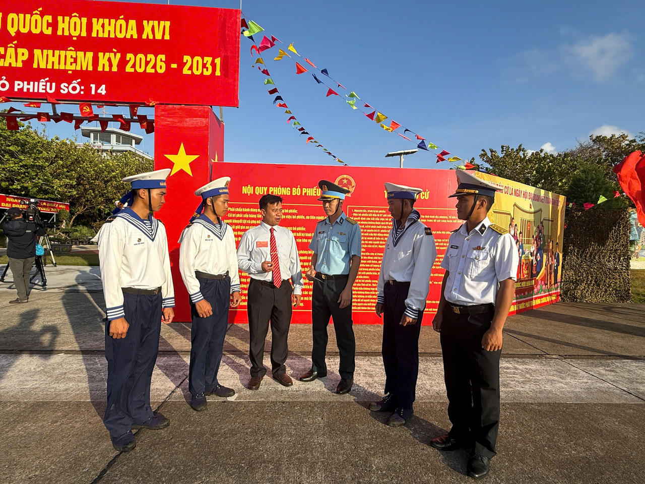 Đồng chí Phạm Thanh Liêm, Chủ tịch UBND đặc khu Trường Sa trò chuyện với cử tri sau khi hoàn thành nhiệm vụ bầu cử